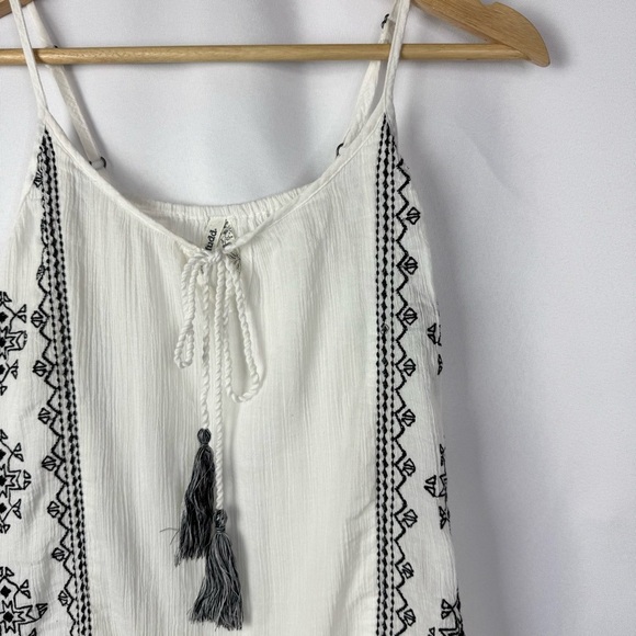 Mudd White & Black Embroidered Peplum Tank Top XS - Picture 2 of 3